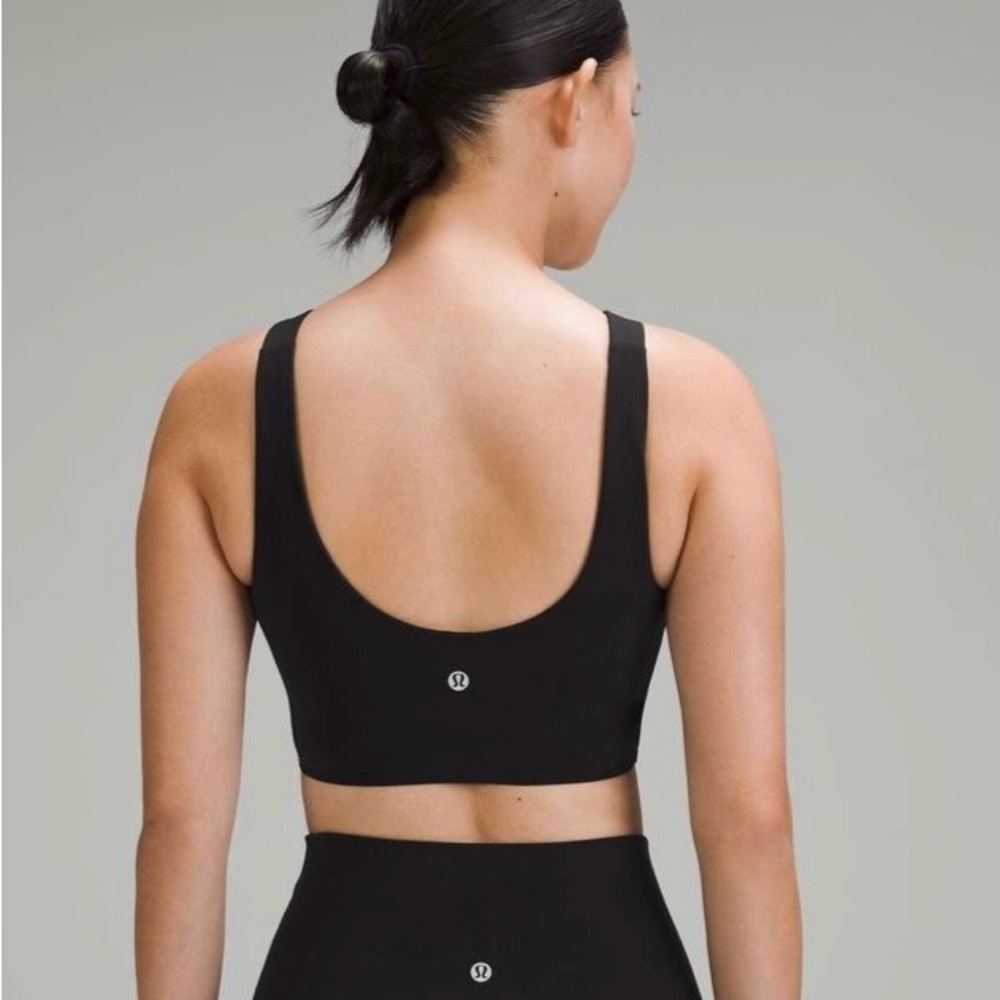 Lululemon SmoothCover
Front Cut-Out Yoga Bra *Light
Support Size 6 NWOT - Picture 3 of 8
